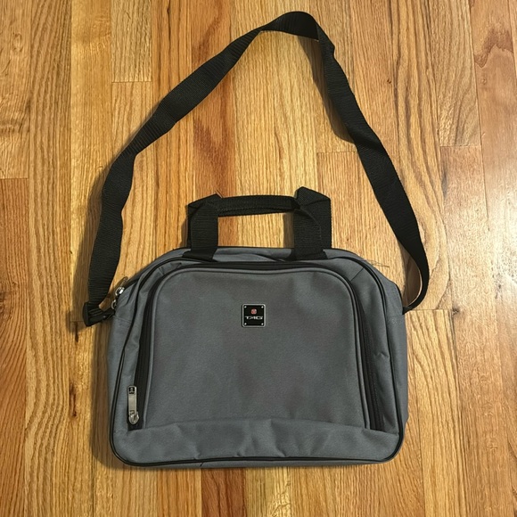 TAG Carry On Computer Duffle Travel Bag Gray Adjustable Strap Lightweight - Picture 2 of 8